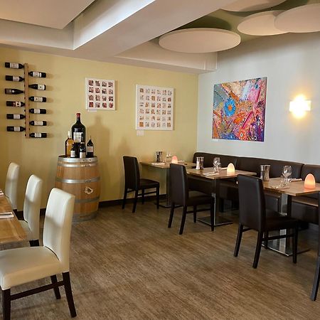 Hotel Restaurant La Boule D'Or Barbezieux-Saint-Hilaire المظهر الخارجي الصورة