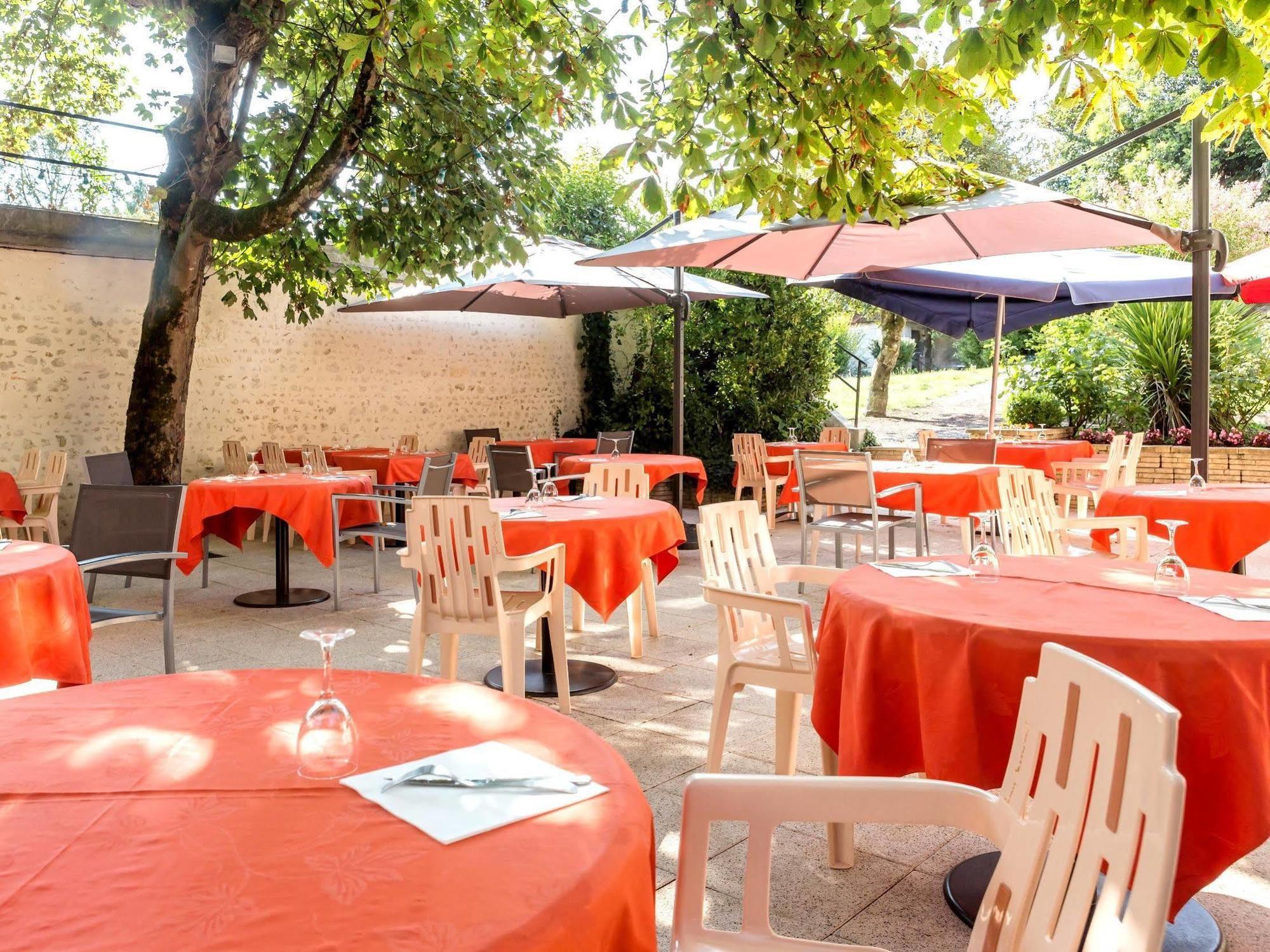 Hotel Restaurant La Boule D'Or Barbezieux-Saint-Hilaire المظهر الخارجي الصورة