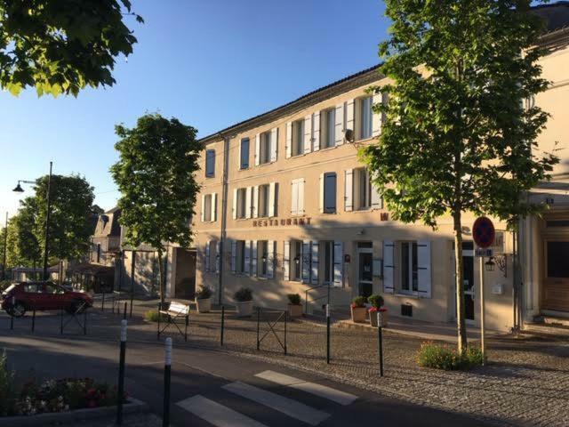 Hotel Restaurant La Boule D'Or Barbezieux-Saint-Hilaire المظهر الخارجي الصورة